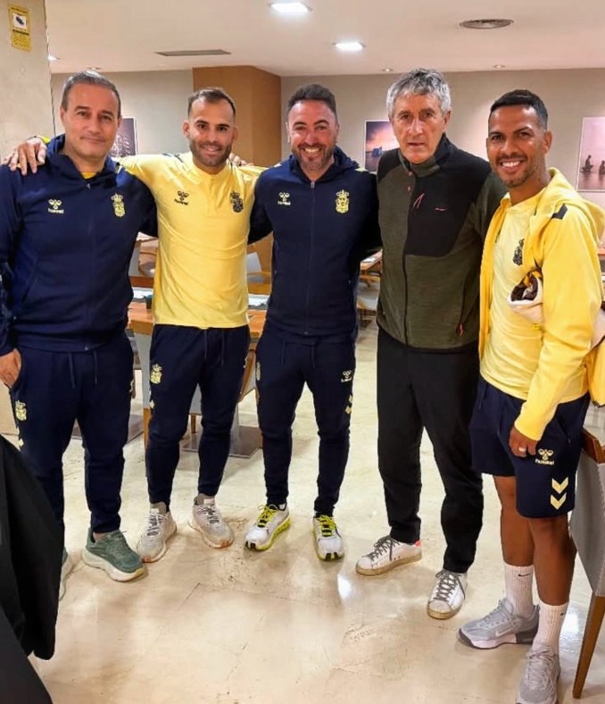 开云体育-前国安主帅塞蒂恩受邀观看拉帕比赛，并与赫塞、比埃拉等人合影