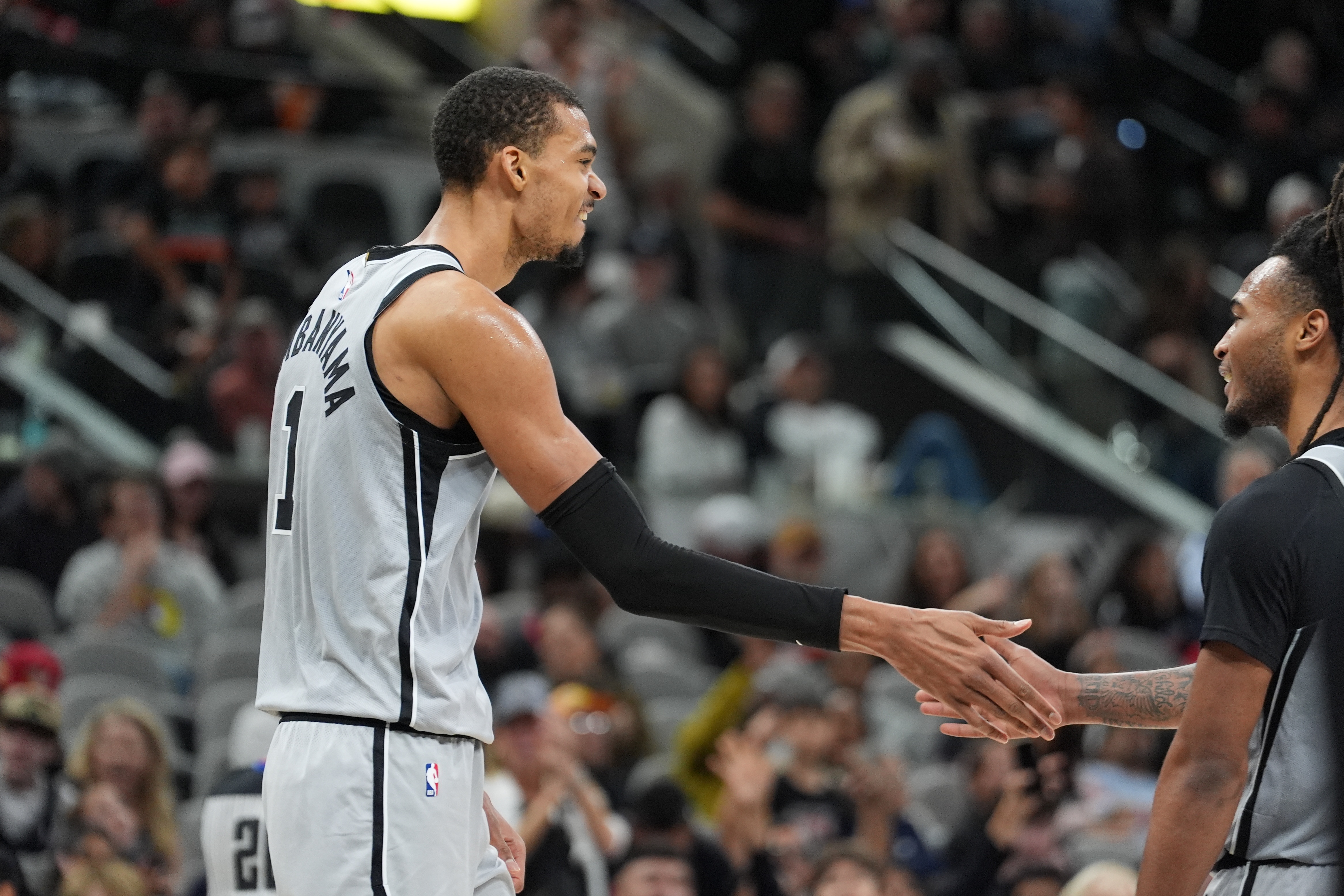 官方网站-米奇：文班移动&amp;防守站位都很好 他看起来状态很不错