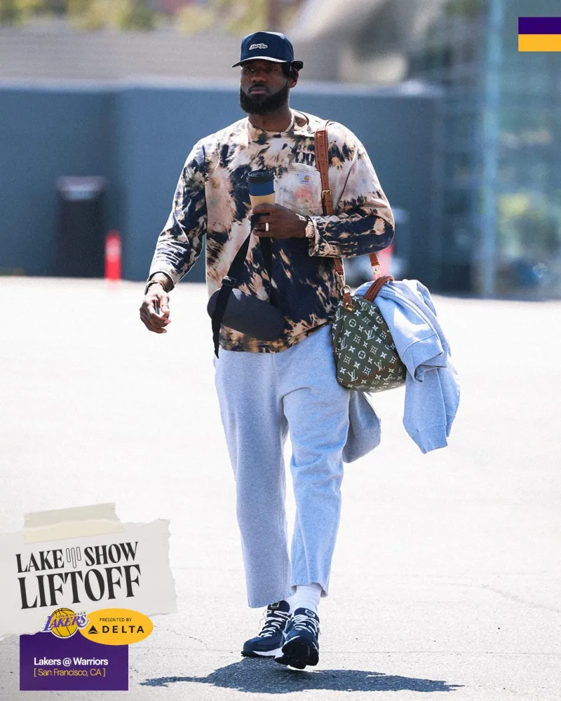 app下载-对阵勇士！湖人社媒分享球员奔赴金州登机组图，詹姆斯出镜